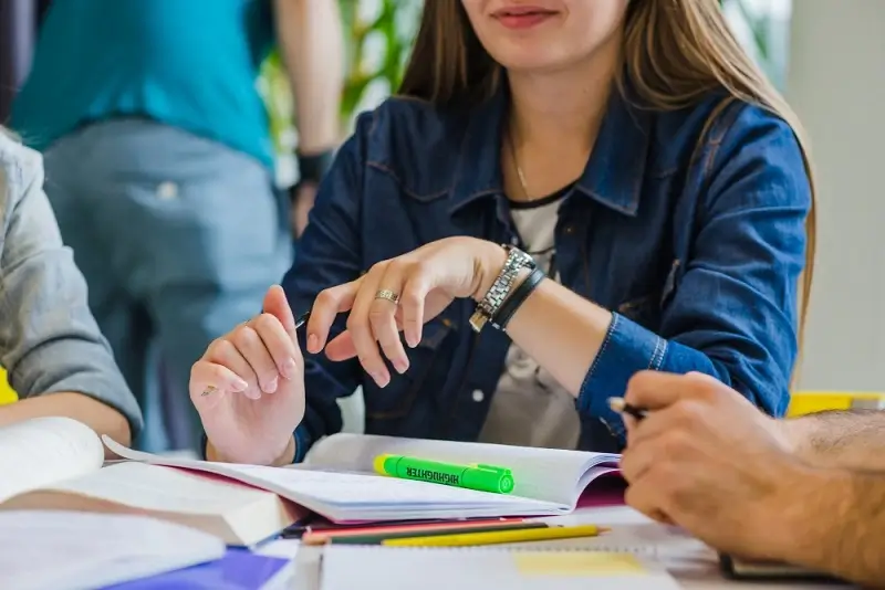 תלמידה בשיעור עם מחברות