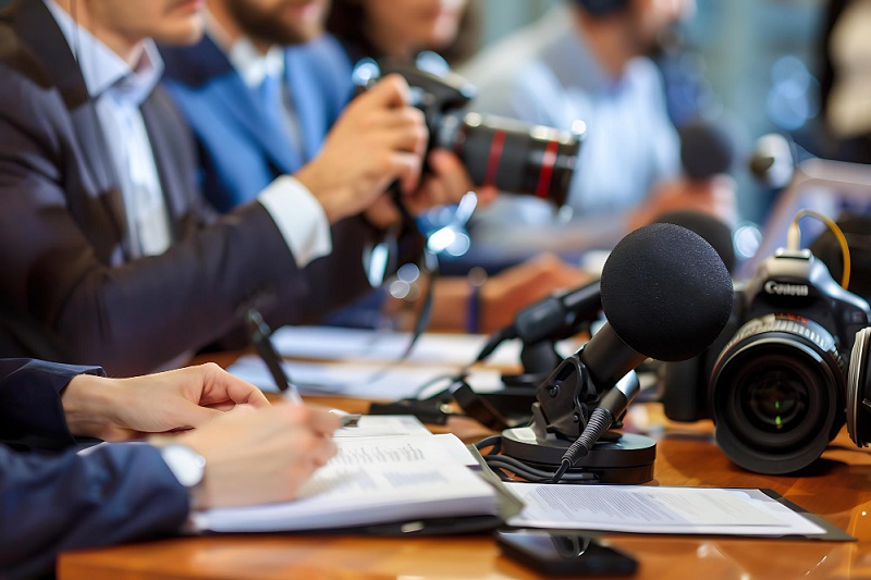 מיקרופונים ומצלמות