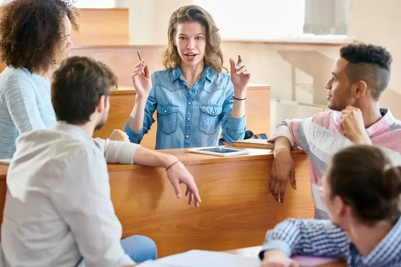 תלמידים משוחחים