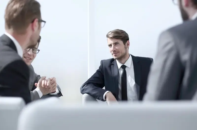 עמיתים לעבודה בשיחה