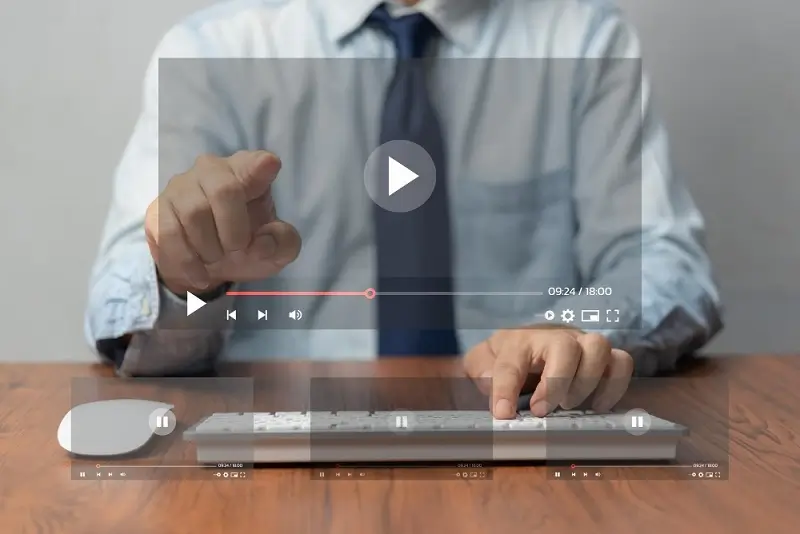 אדם מצביע על מסך חצי שקוף עם אייקון של וידאו