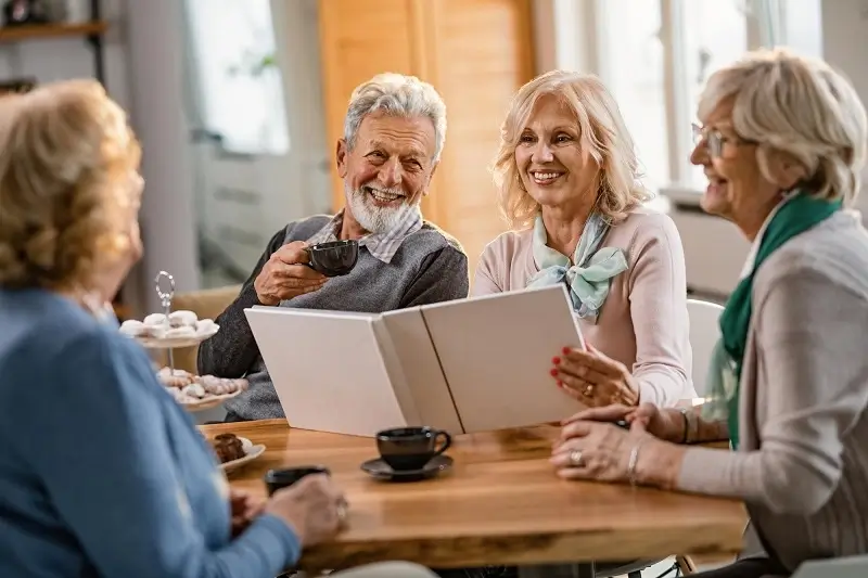 אנשים מבוגרים יושבים משוחחים וצוחקים